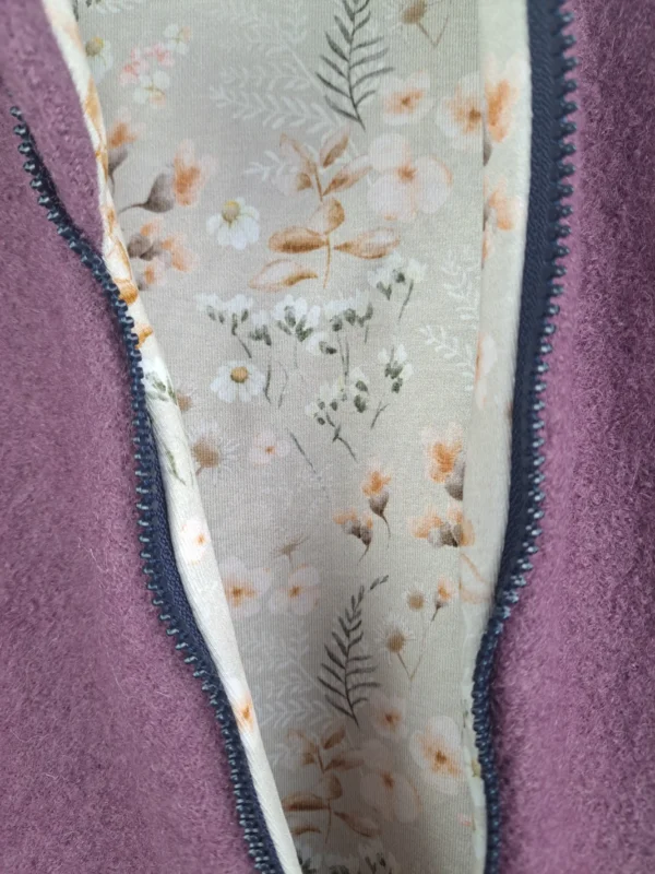 Walkmantel flieder mit Blümchen sand – Bild 2