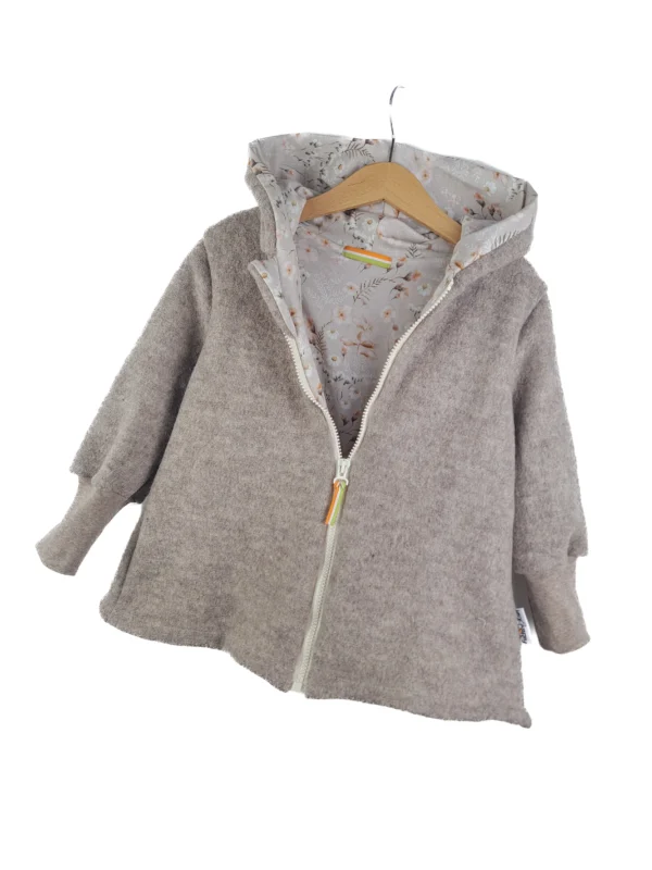 Walkmantel aus Wolfleece sand meliert mit Blümchen sand